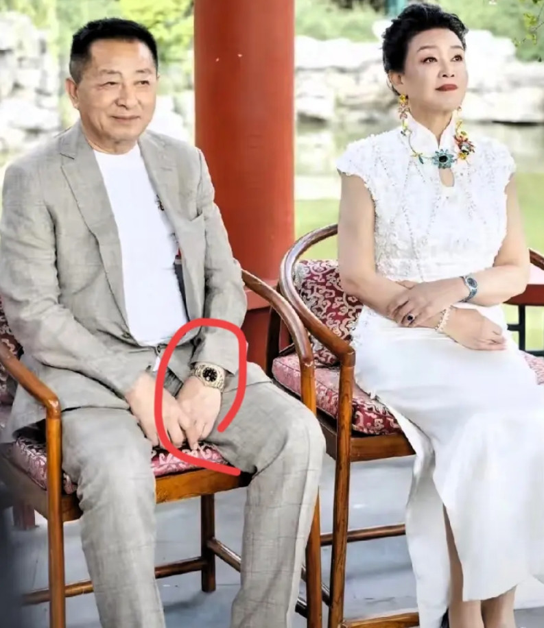 汪小菲背后的“军师”，他的亲爸，汪则翰。满族正黄旗人，曾在北京任豆制品厂供销