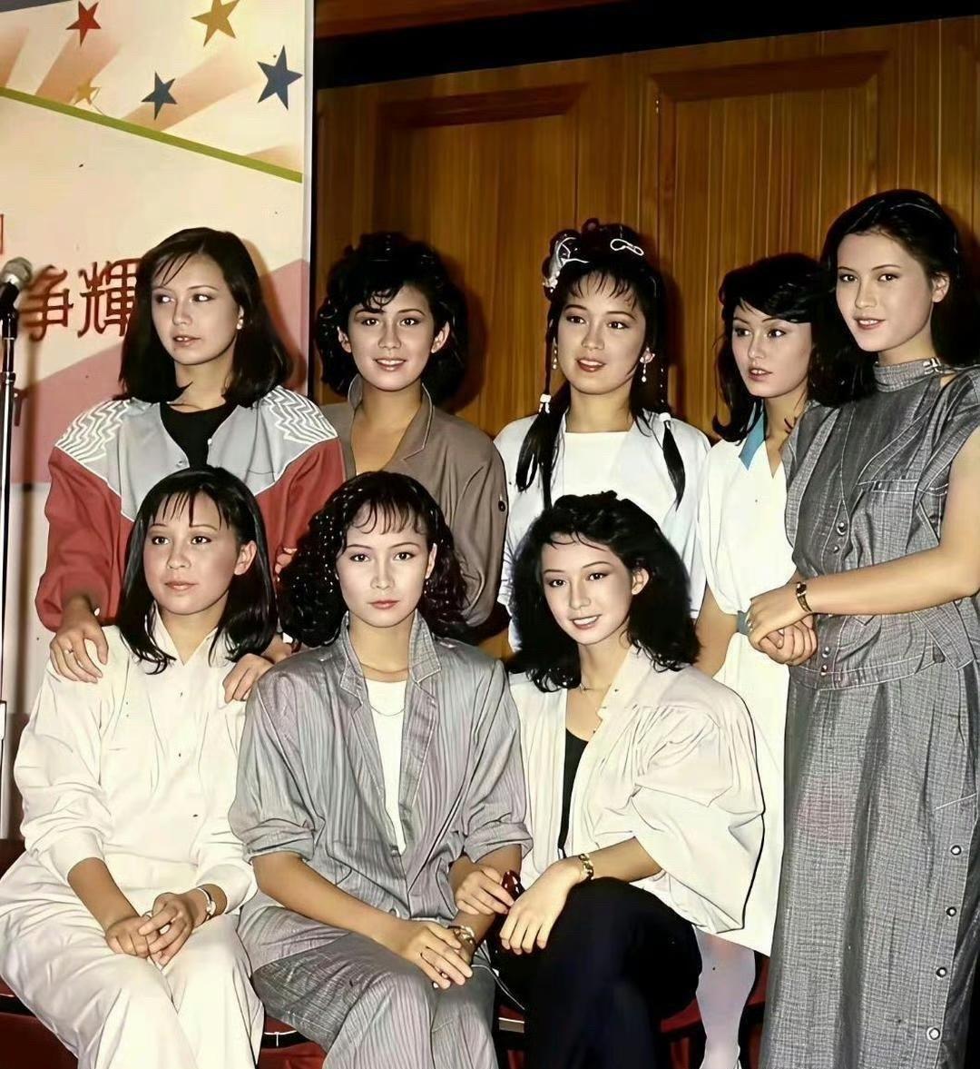 当时的刘嘉玲还很青涩，感觉与周边的人还融入不进去，毕竟刚去香港没多久，从时尚度来