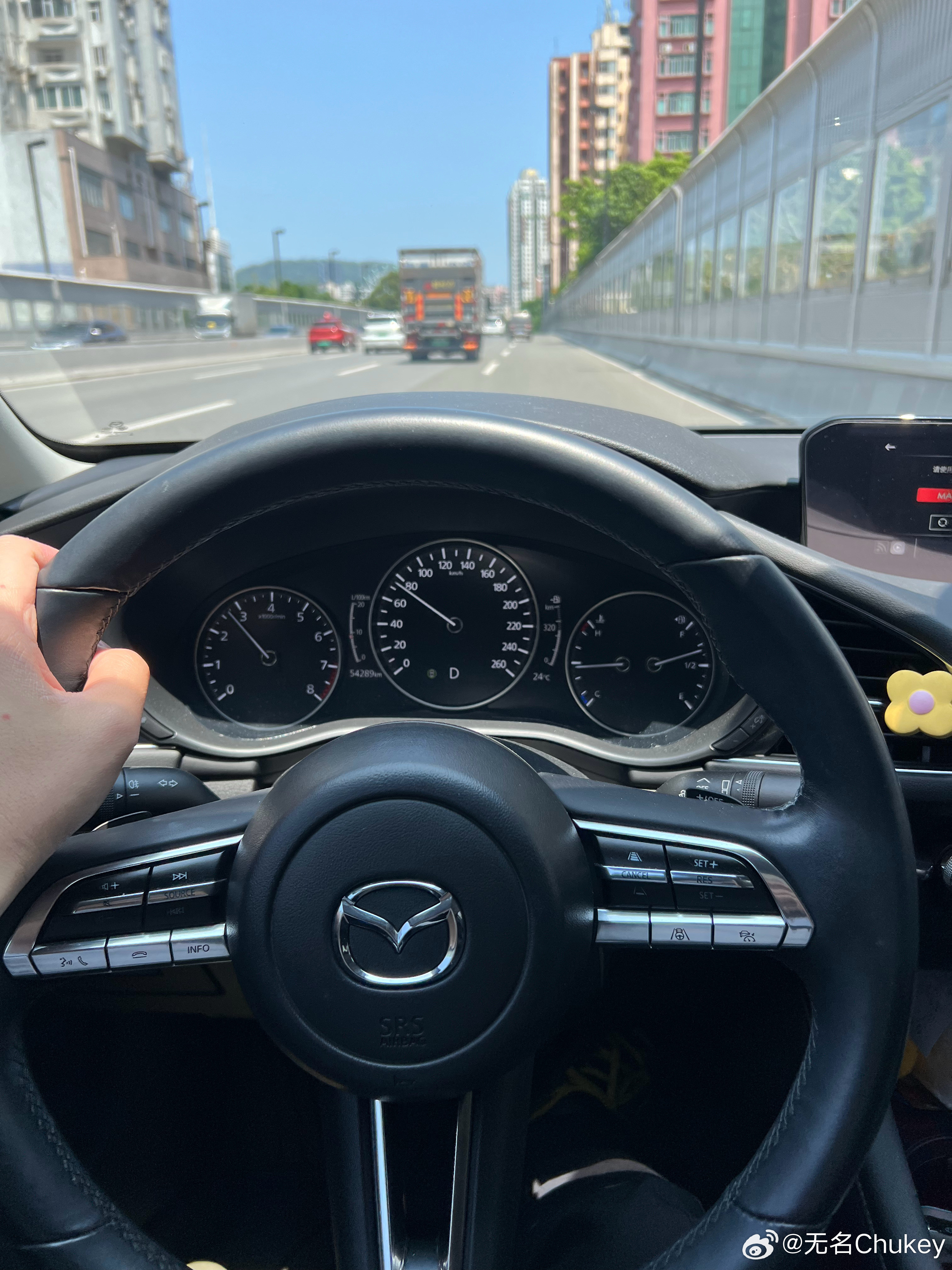 马自达跑起来还是挺好开的，干脆清爽，波箱积极，开着很随心所欲。但缺点也很明显，因