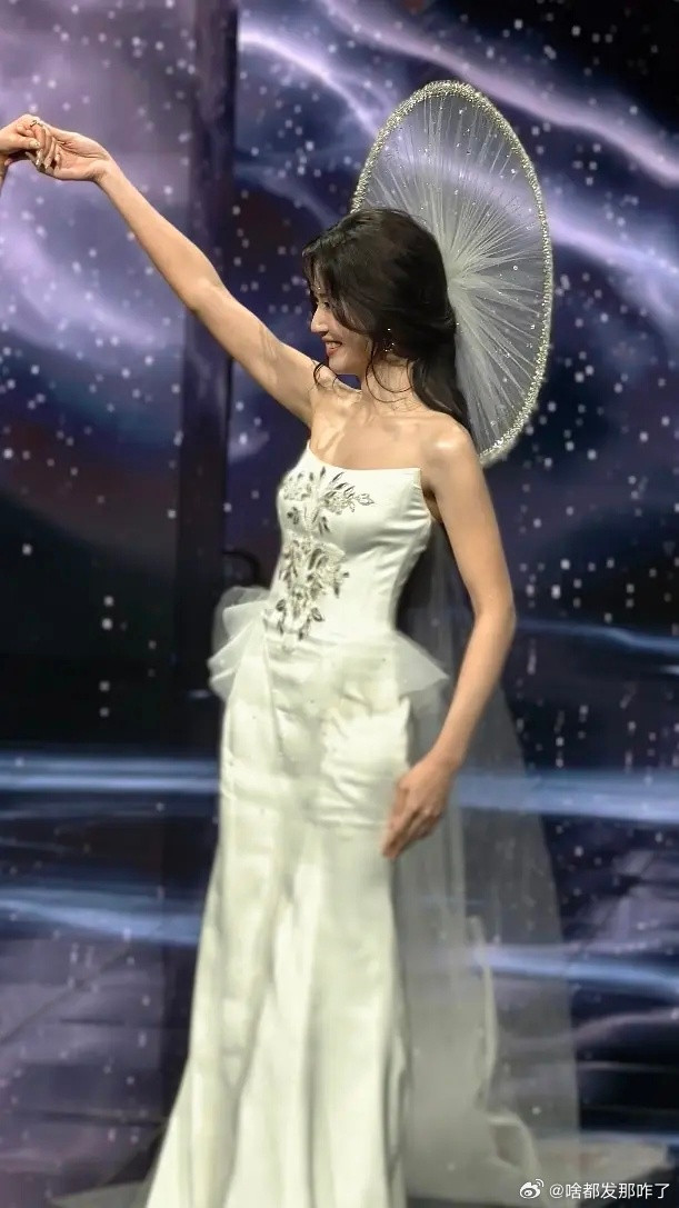 卢昱晓减肥真的下功夫了