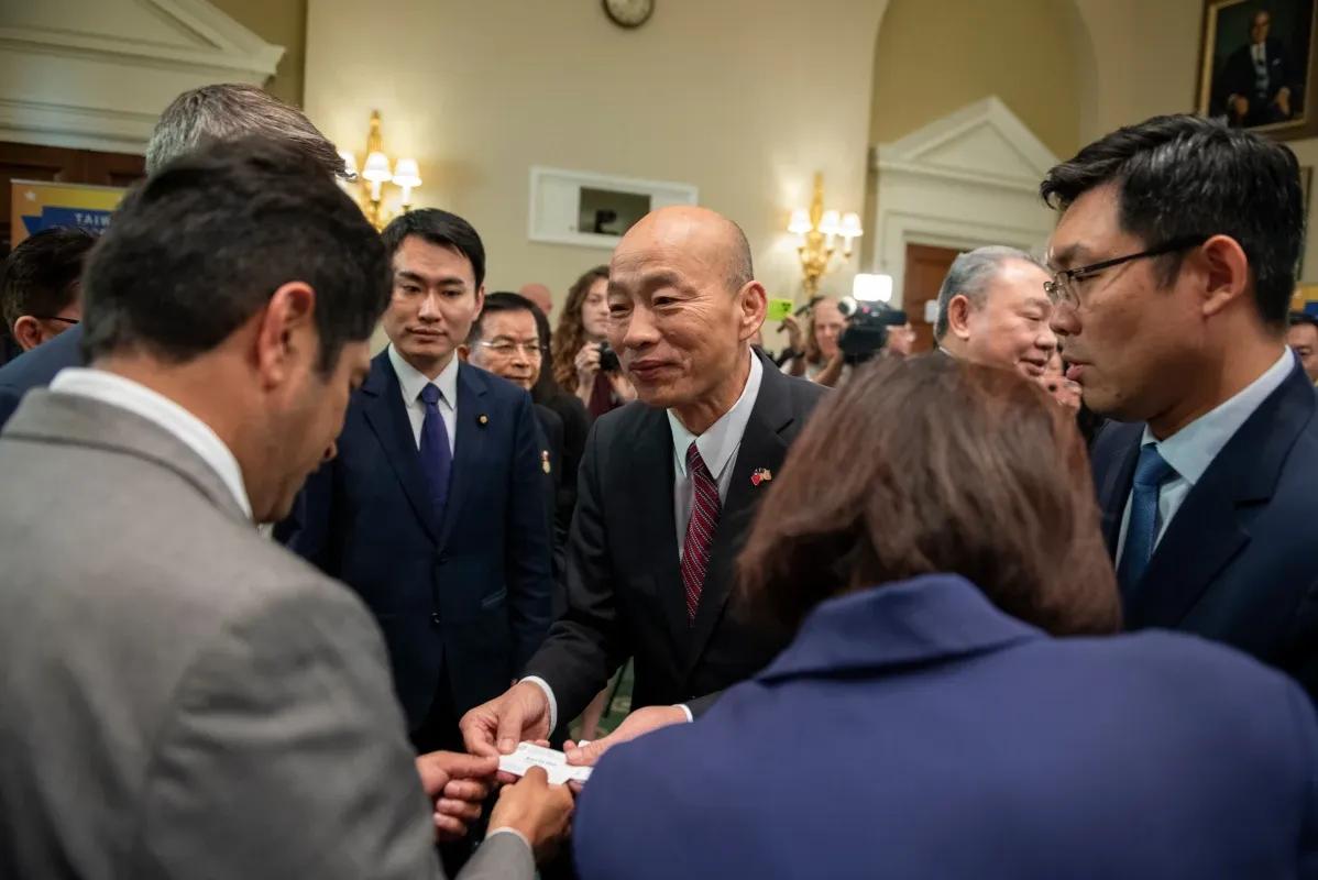 台岛韩国瑜在美国的微表情，点头哈腰，笑死人了。“配角”永远是“配角”，不可能成为