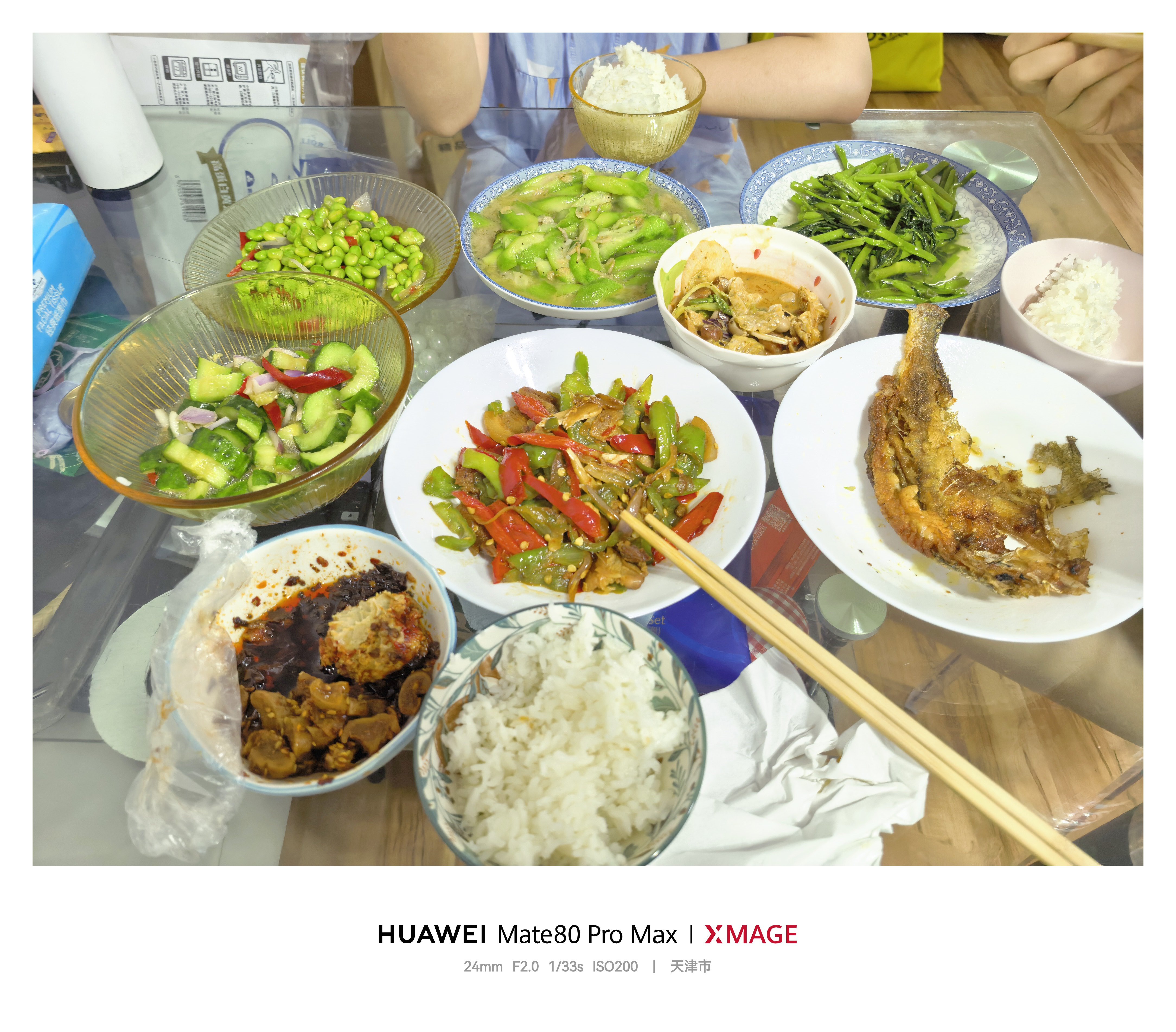 这几天酒店的饭吃多了有点吃腻了，回到家吃家常小炒觉得好香，我岳母炒的辣椒炒回锅肉
