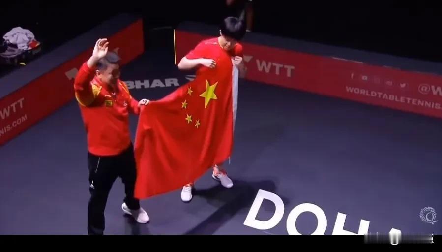 刘国梁不在国乒的日子，王皓、王楚钦没有忘记他！今天王楚钦夺冠后，二人拿出中国国