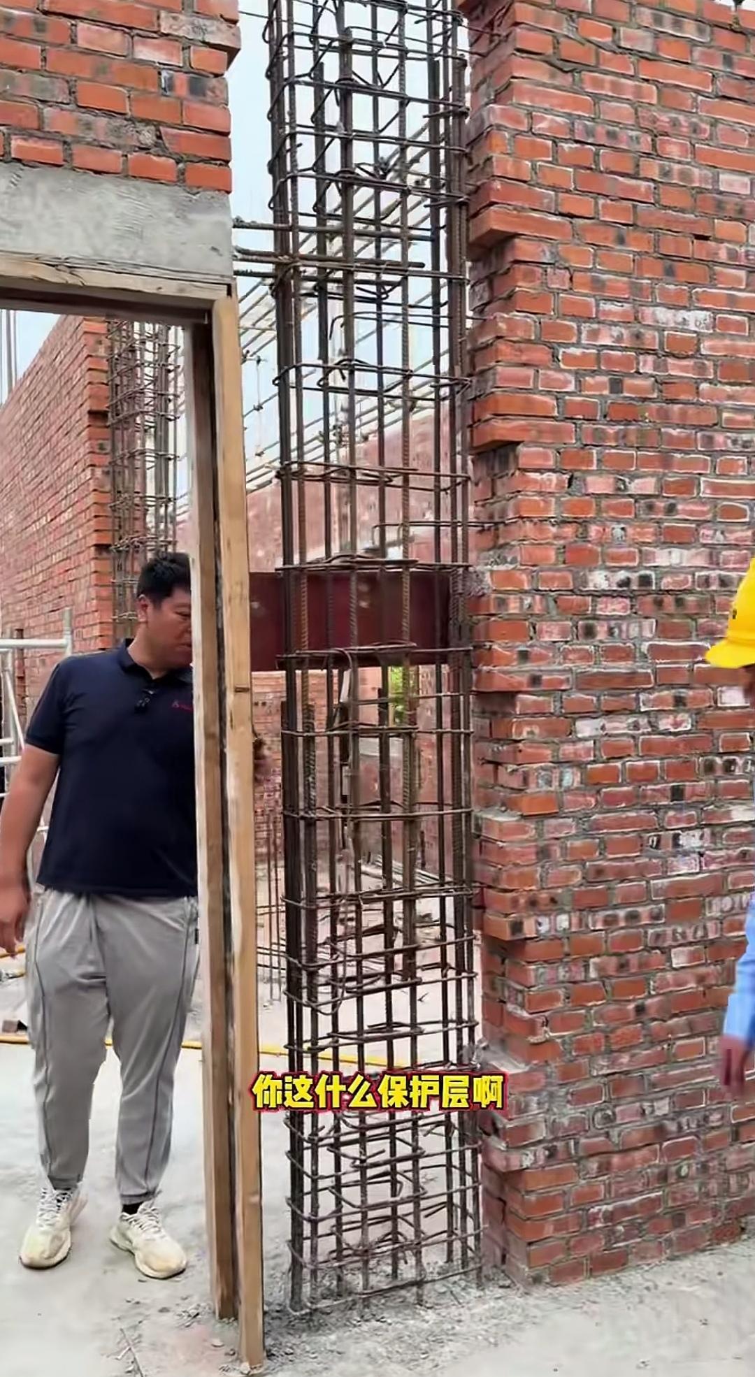 门垛构造柱又扁且配筋少，如此施工是否可靠？墙体施工完毕后，房东对整体情况并无意