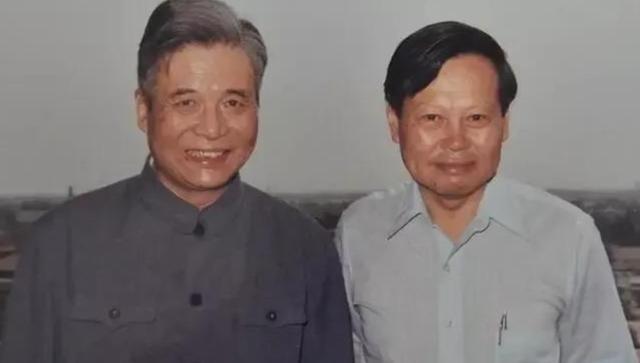 1985年6月，邓稼先因直肠癌晚期躺在医院，好友杨振宁从国外回来看望。杨振宁走后