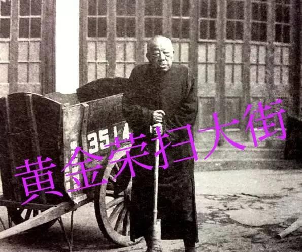1949年5月，上海解放后，军管会杜宣奉命与黄金荣谈话黄一见杜宣带着十几名全副