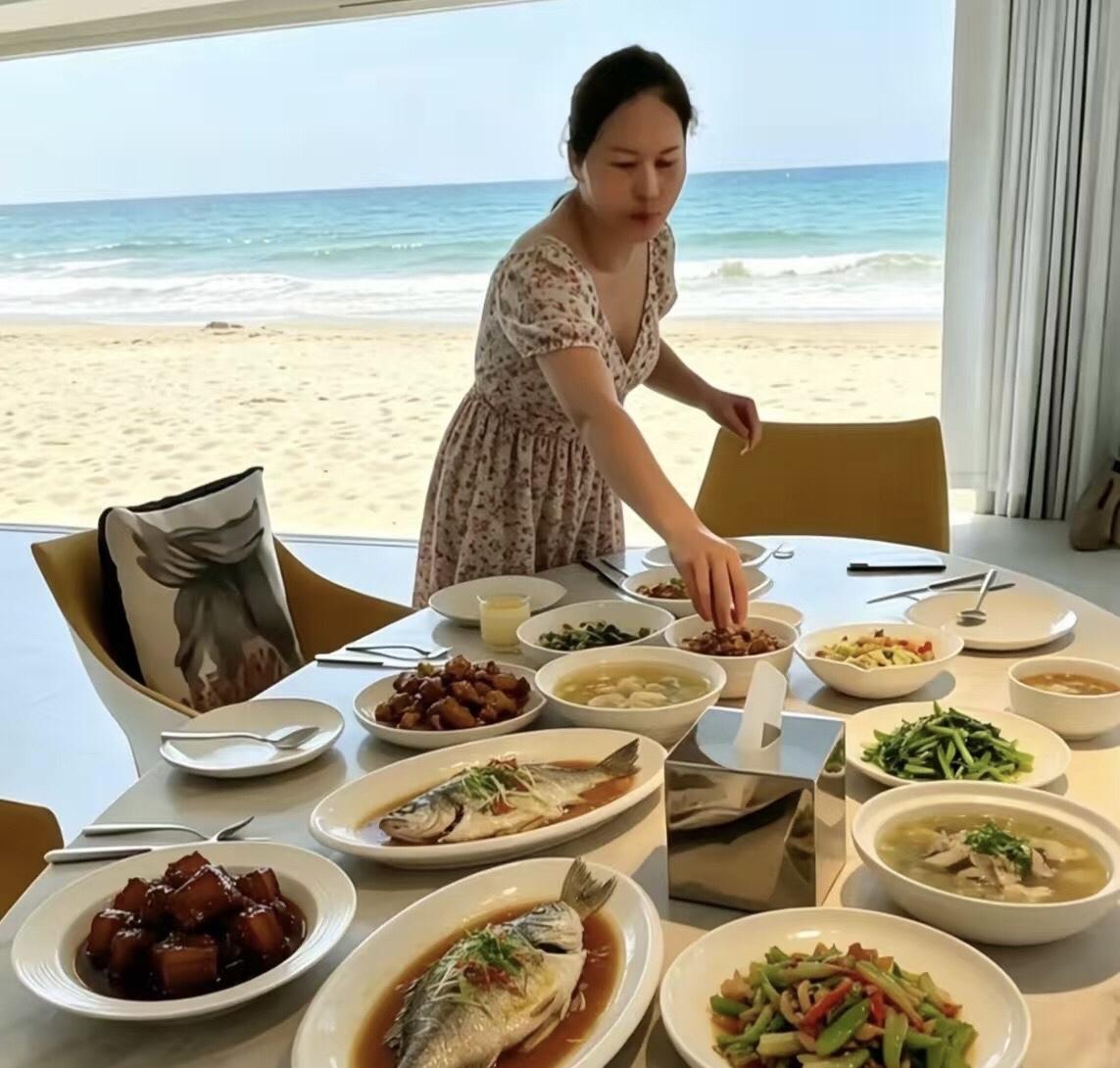 小杨阿姨五一节又和小玥儿姐弟俩一起玩，小杨阿姨负责给她们拍美照小杨阿姨又给她