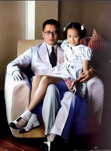 宋子文和女儿的这张合影，仿佛是顺着时空隧道，穿越而来的，如果不说这张照片是什么时