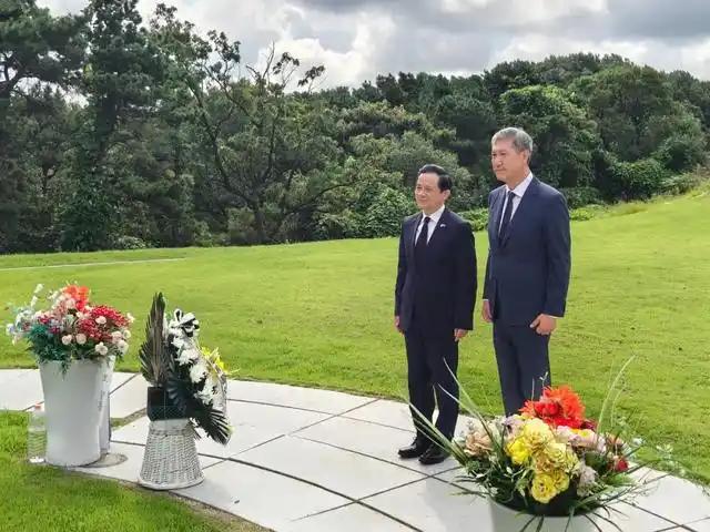 8月19日，驻韩大使戴兵做出了一个意味深长的动作，抛开了韩国政府，赴坡州祭扫韩国