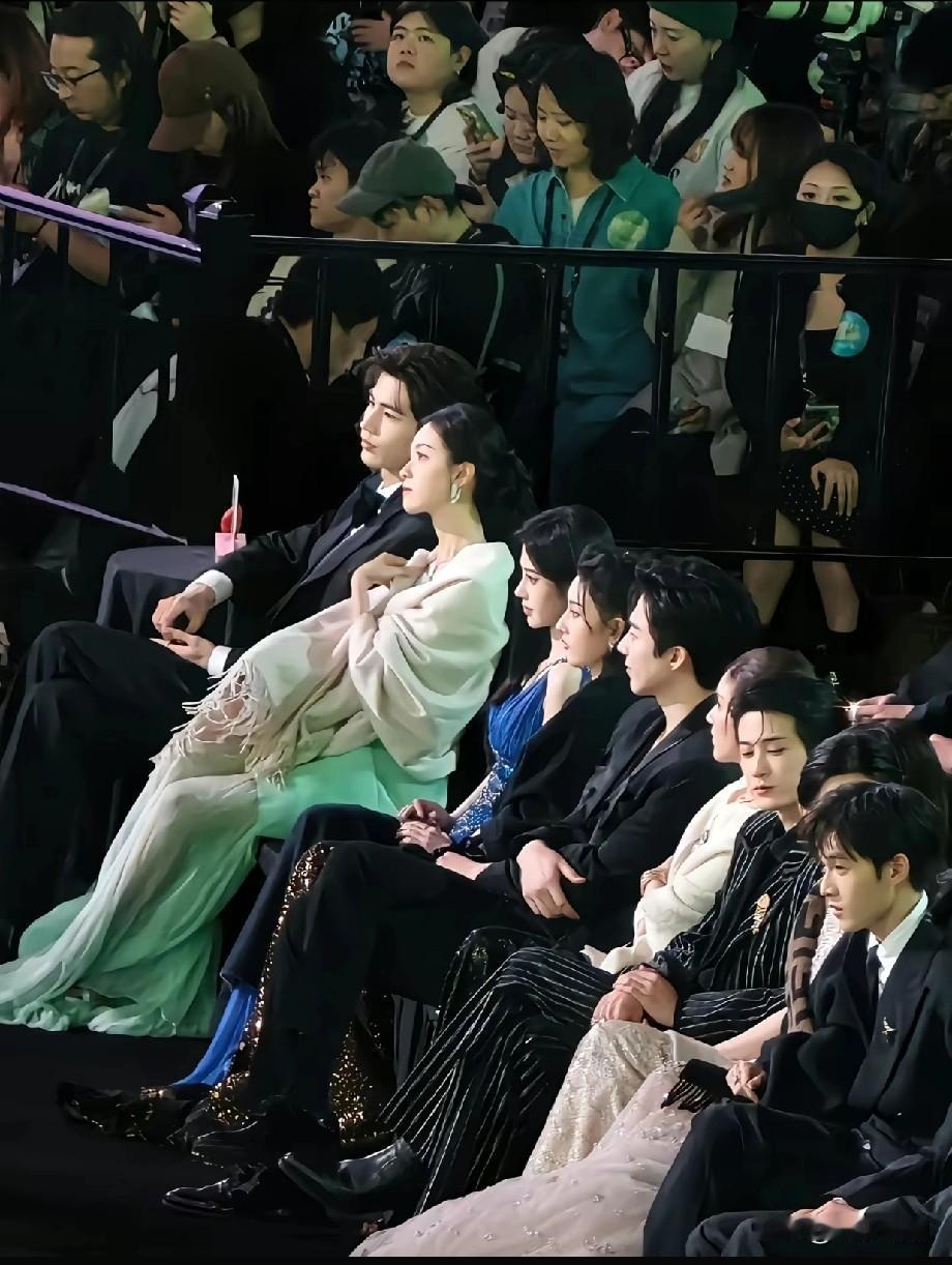 陈都灵张凌赫真的，好有那种高智商，感觉安排座位的天才来的吧……