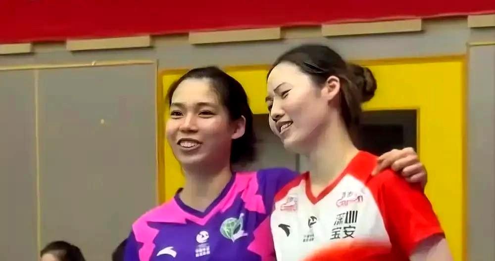 看着场边王逸凡落寞的背影，我心里挺不是滋味的。15岁那年她惊艳全场，大家都说这