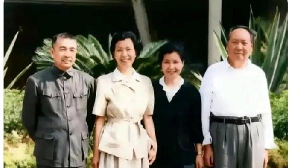 这是伟人夫妇和另外一对夫妇的合影照片。从照片上的站位来看，他们
