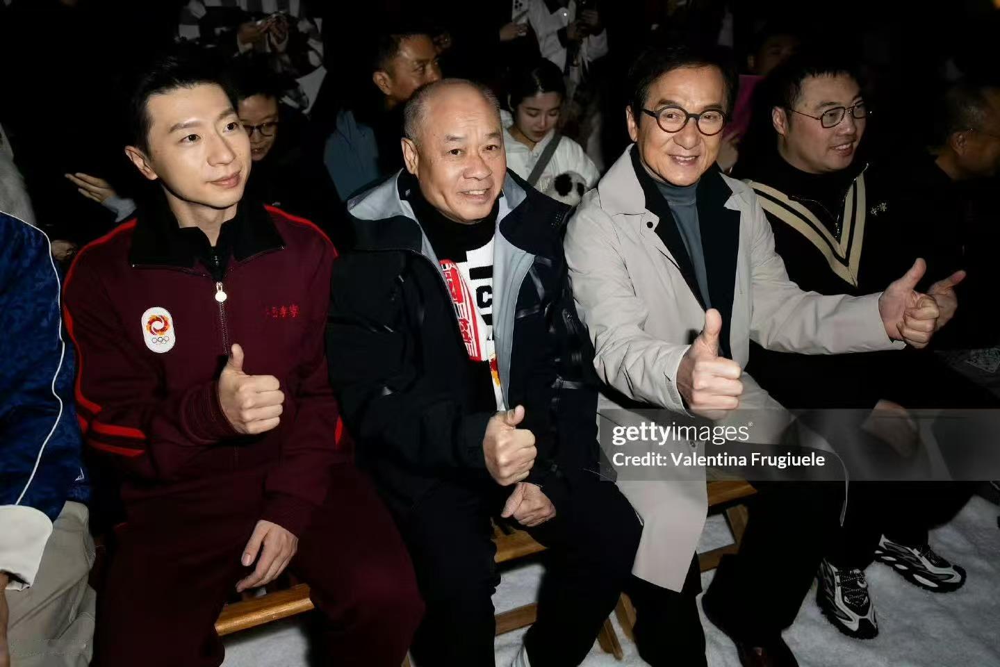 马龙成龙同框雪场看秀成龙马龙走秀领闭什么叫巨星同框？这就是！无需多言，马龙成龙