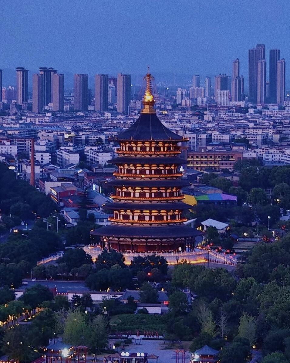 西安到洛阳，高铁不过短短两小时，一趟短途旅程下来，内心满是恍惚。同样是底蕴深厚的