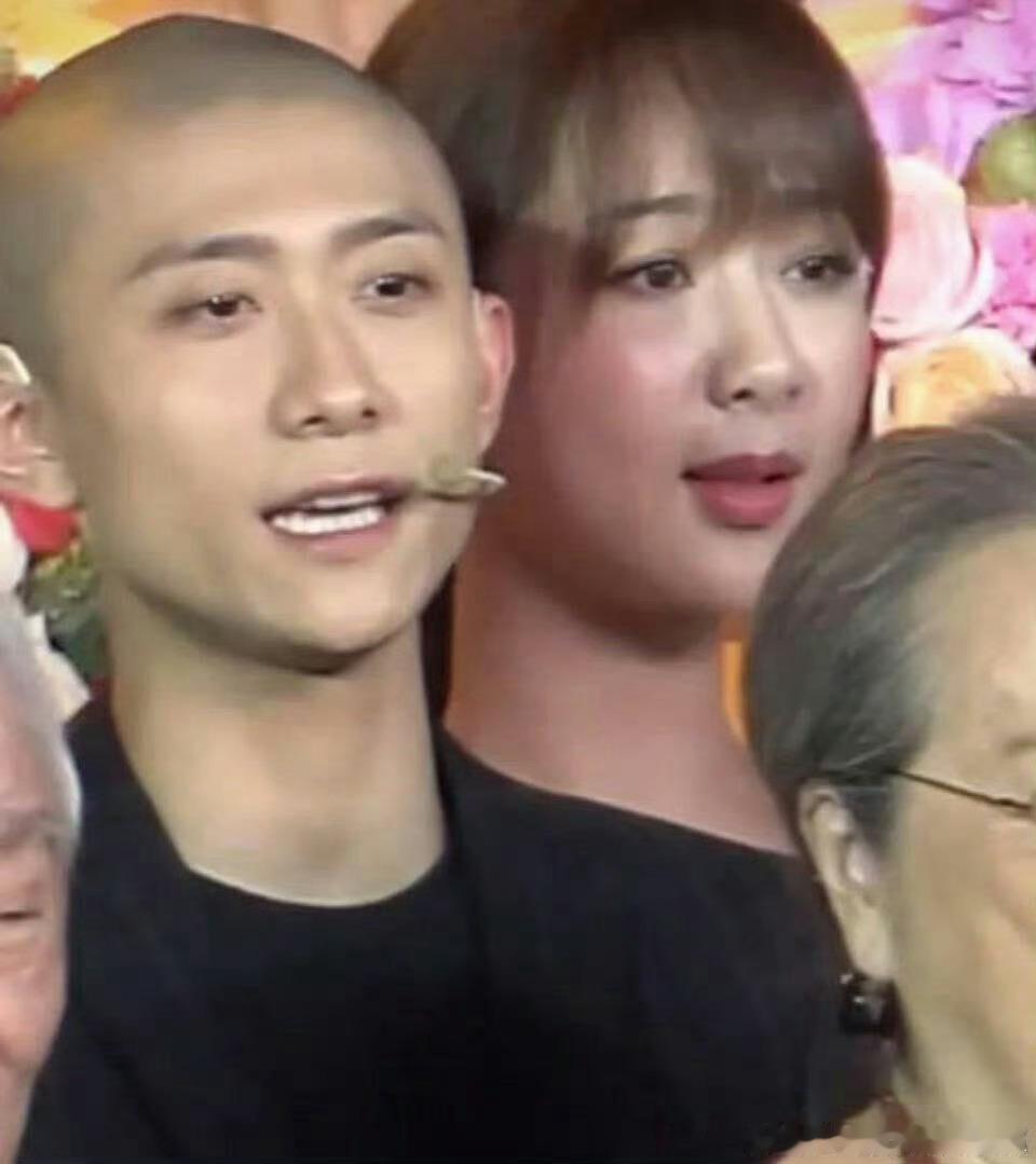 杨紫张一山军训合照山子，恭喜回宫