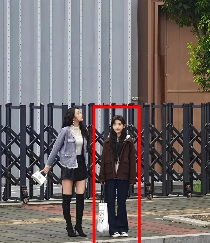 老天奶，章若楠路人视角这么不上镜的吗...​​​