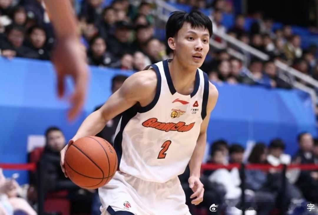 徐杰因为广东整个战术体系，整个球权，都不在徐杰这里，控卫成了运球过半场，蹲底角的