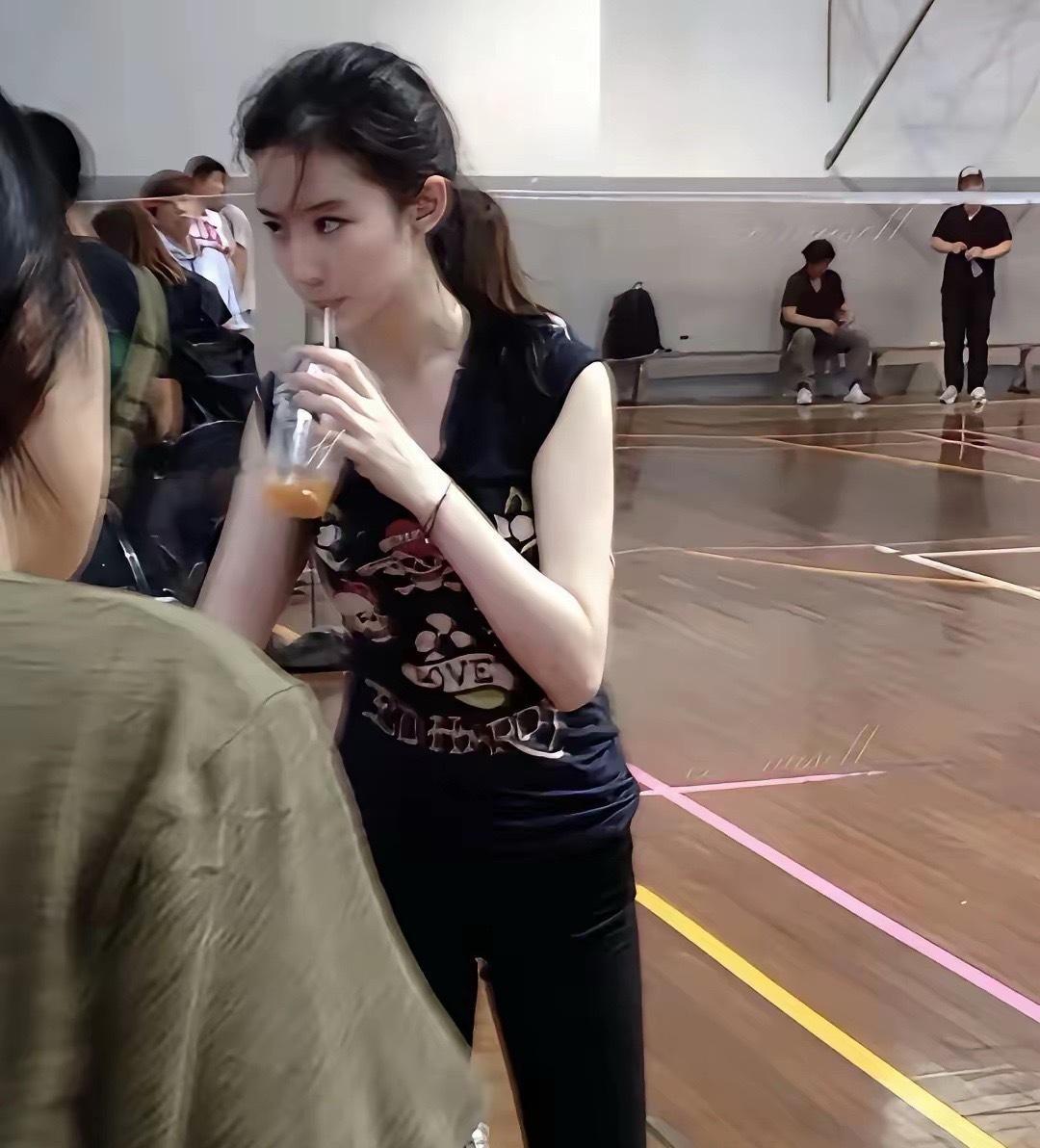这才是真实的刘亦菲！现场手机偷拍，没有任何后期制作和滤镜。你以前看到的刘亦菲都经