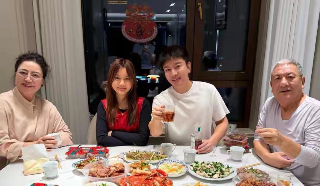 2026新春贾乃亮凌晨晒出东北年味的全家福，甜馨和他坐C位，爷爷奶奶在旁，网友还