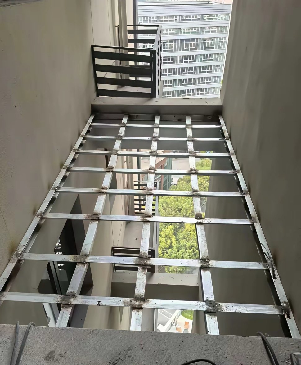大家瞧瞧，楼下邻居这样的做法合理吗？向物业投诉，物业竟称管不了。邻居表示，买房时