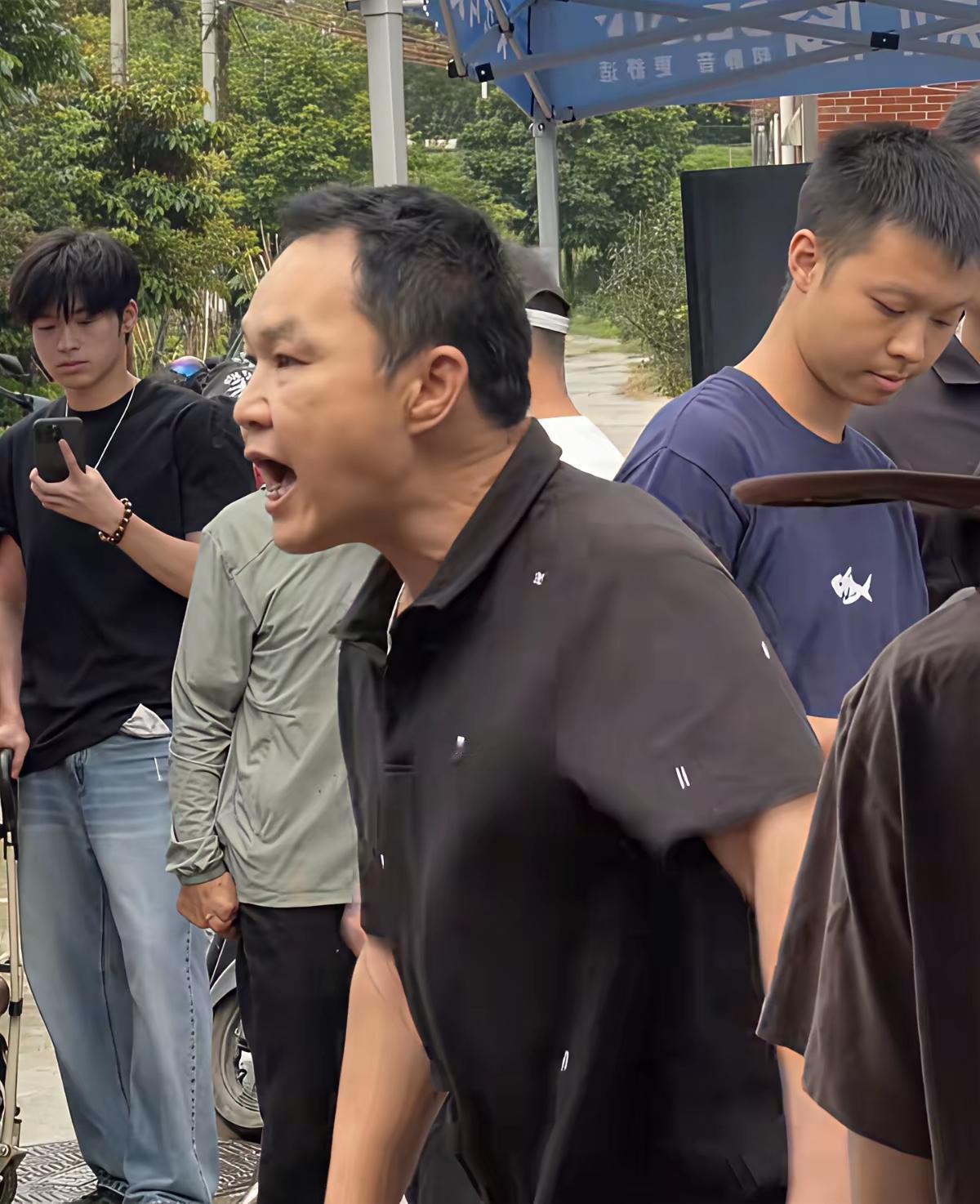 排队吃个鸡煲，竟被邻居骂到社死？最近顺德“老莫鸡煲”火到离谱，门口天天排长龙，大