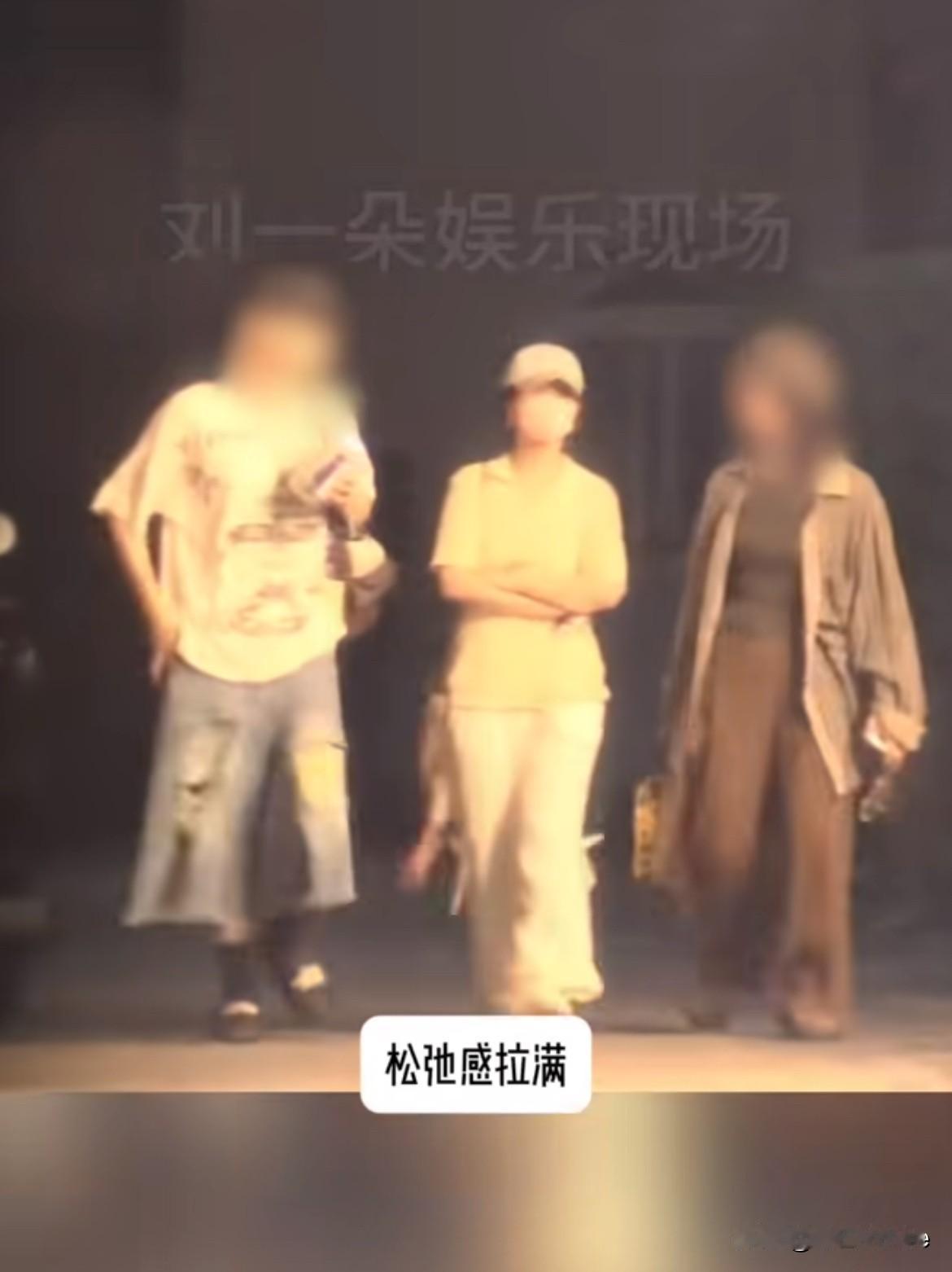 5月26日，娱记分享杨紫杀青后动态带着口罩帽子与三两好友街边热聊，喝酒撸串好不