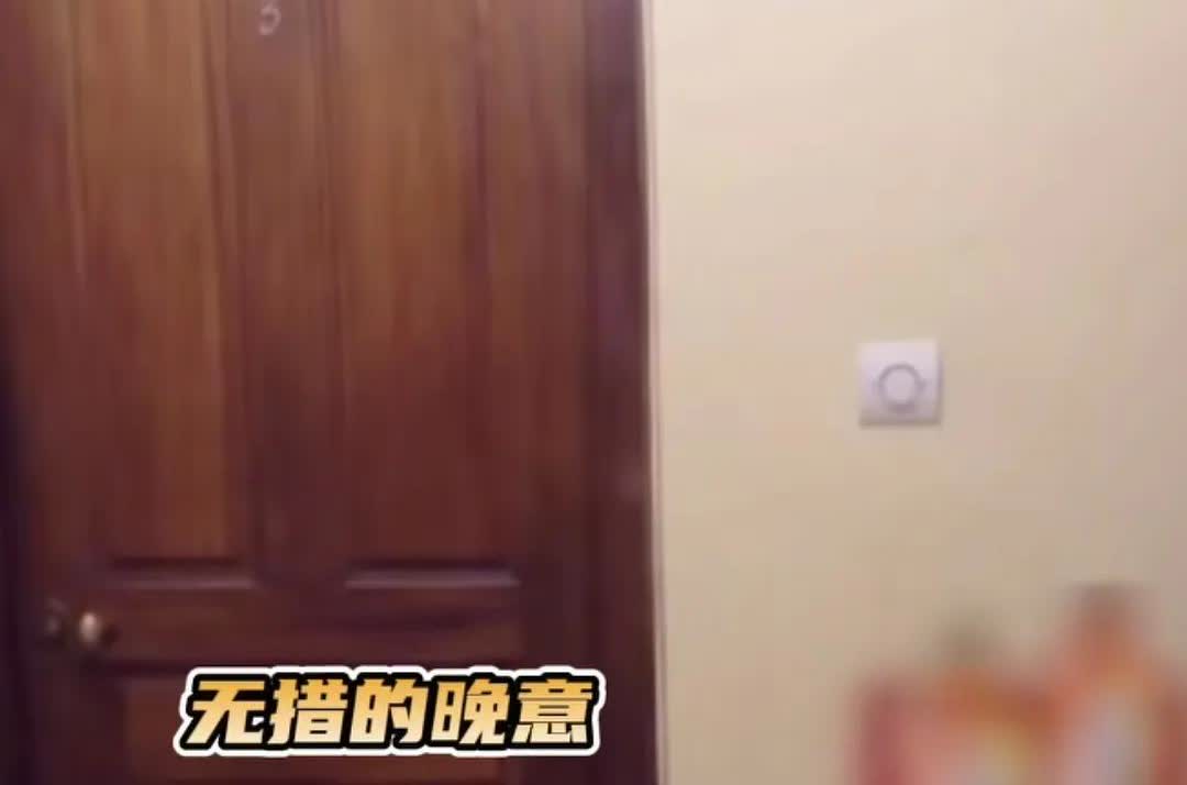 张晚意洗澡停水又停电，好命苦啊，张晚意：“停水了”，龚俊就找人来修，刚修好，还没