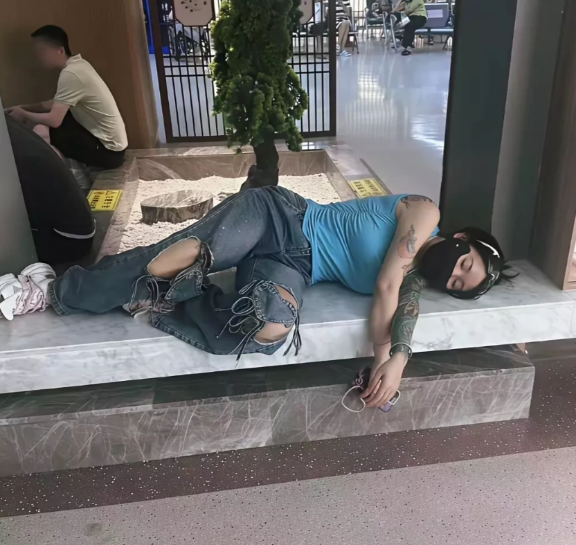 这名女子已经连续几天躺在这里睡觉了，看样子是遇到困难了