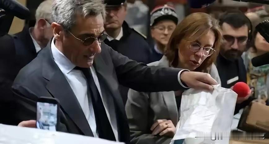 你敢扣，我早有后手！​法国11月6日刚在戴高乐机场扣查20万中国