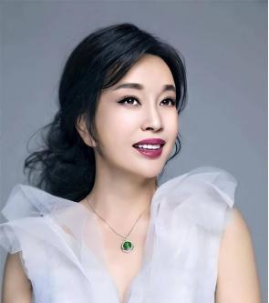 刘晓庆离婚了，记者问她：“您74岁了，为啥还折腾？”刘晓庆哈哈大笑：你说人们爱看