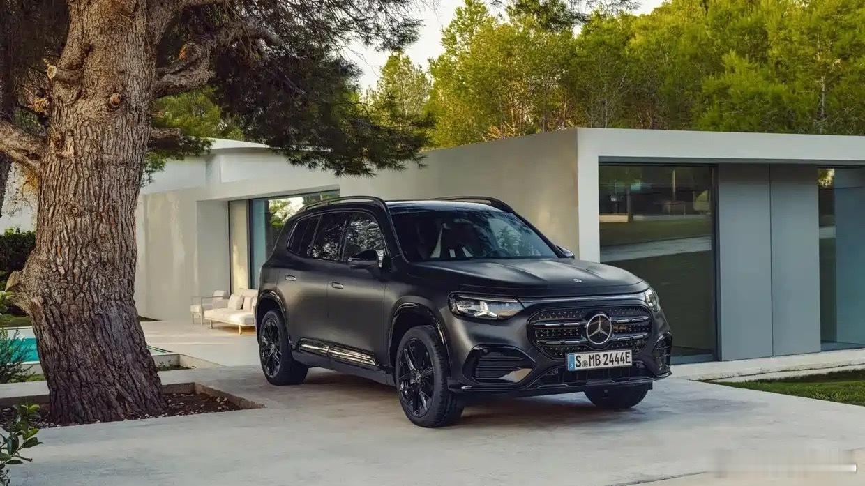 奔驰GLB换代了，满身奔驰标，主打一个突出豪华。买它的人喜欢奔驰但又觉得GLA太