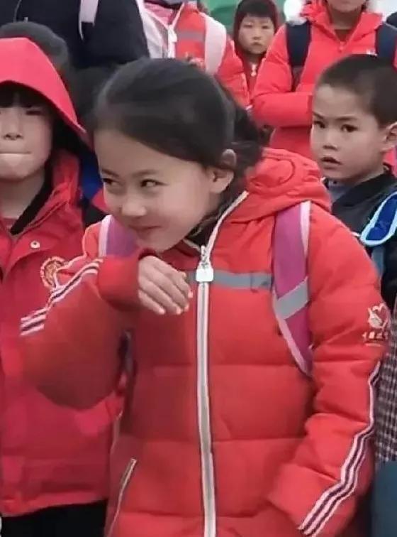 放弃百万签约，只为回归平凡。大家还记得宁夏那个爱笑的女孩铁嘉欣吗，现在她已经十
