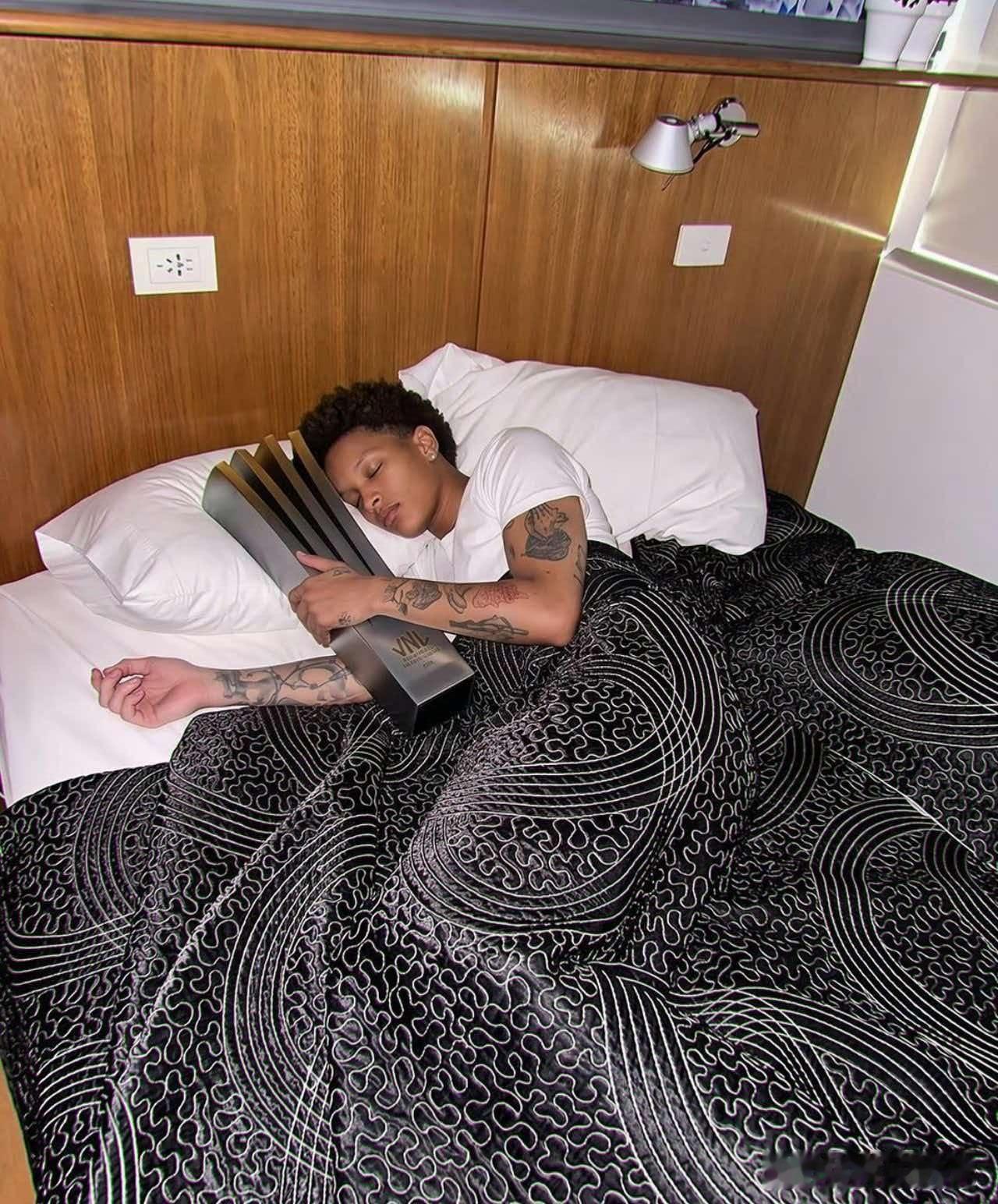 土耳其女排“归化”球星瓦尔加斯抱着世界女排联赛的冠军奖杯睡觉。有球迷认为世界女排
