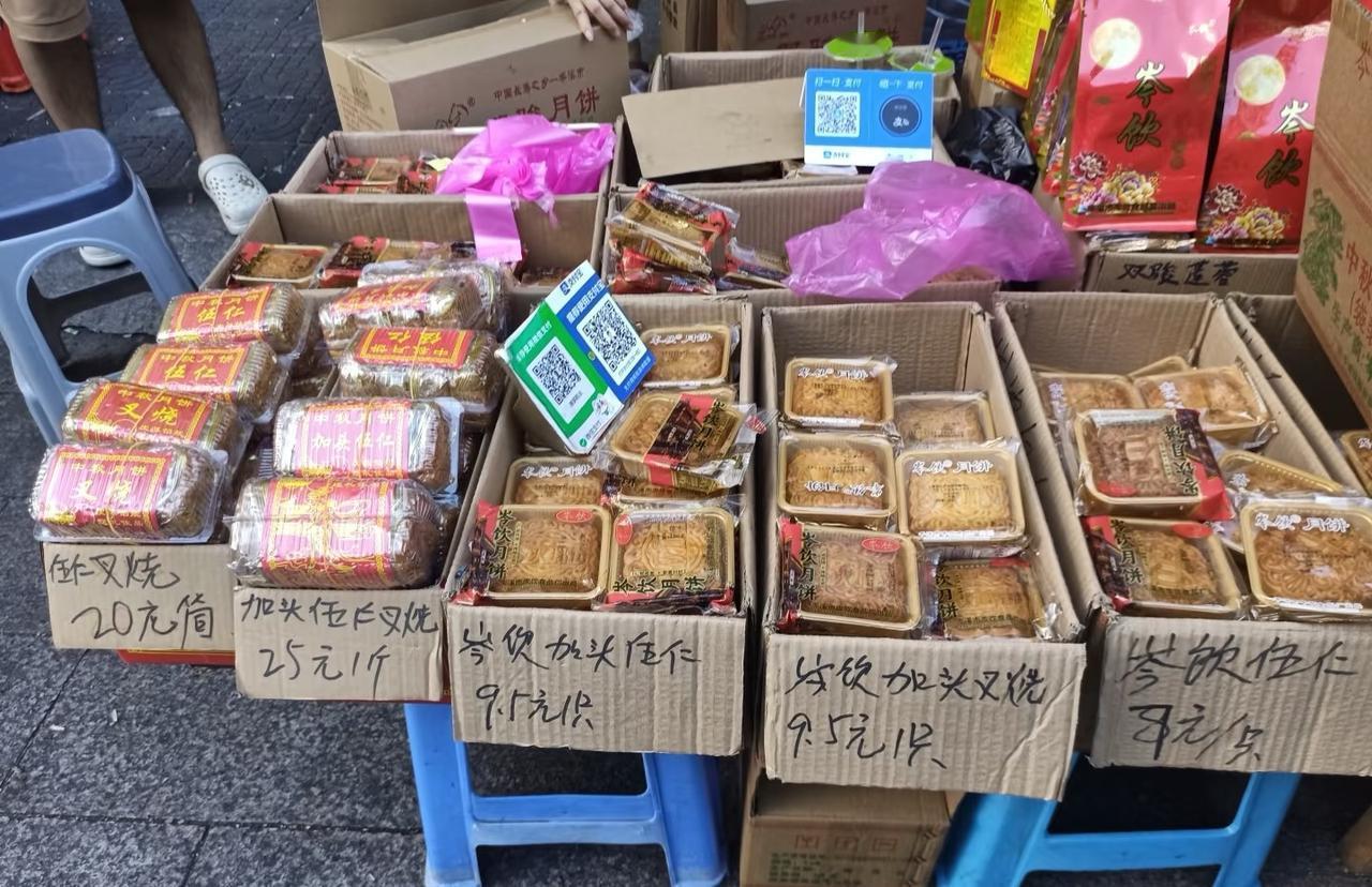 广西的月饼。还是喜欢我们大广西的月饼，没有豪华的包装，简简单单，中秋节前二十