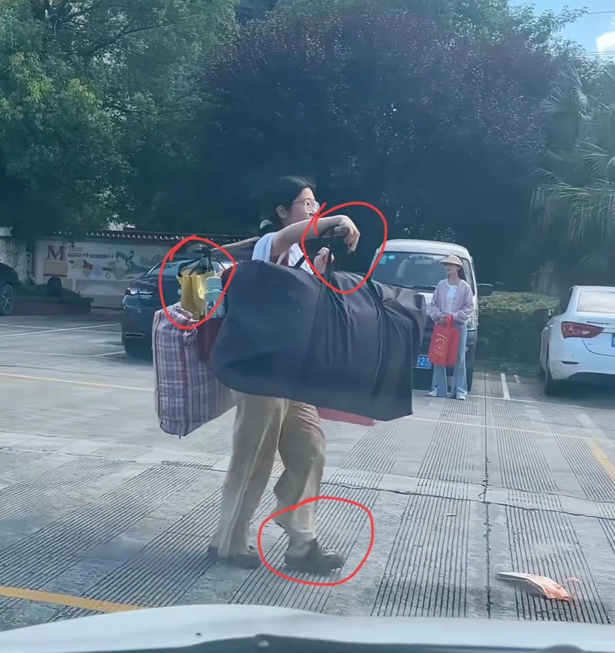 我问老公，为什么桂林高三女孩挑个行李可以感动全网呢?我老公直接白了我一眼，然后