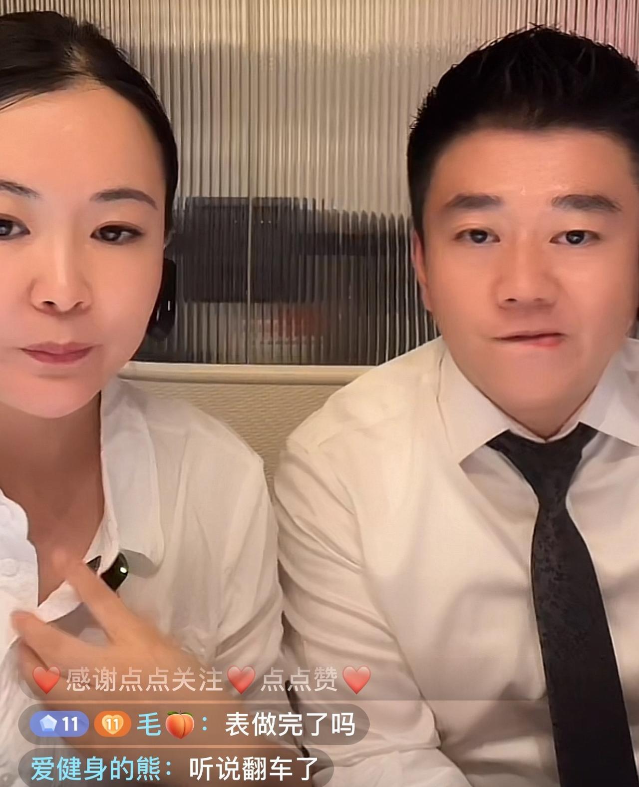 今天李文一开播直播间里竟然被“洗手梗”给刷屏了！原来就是昨天张兰切菜的时候，有