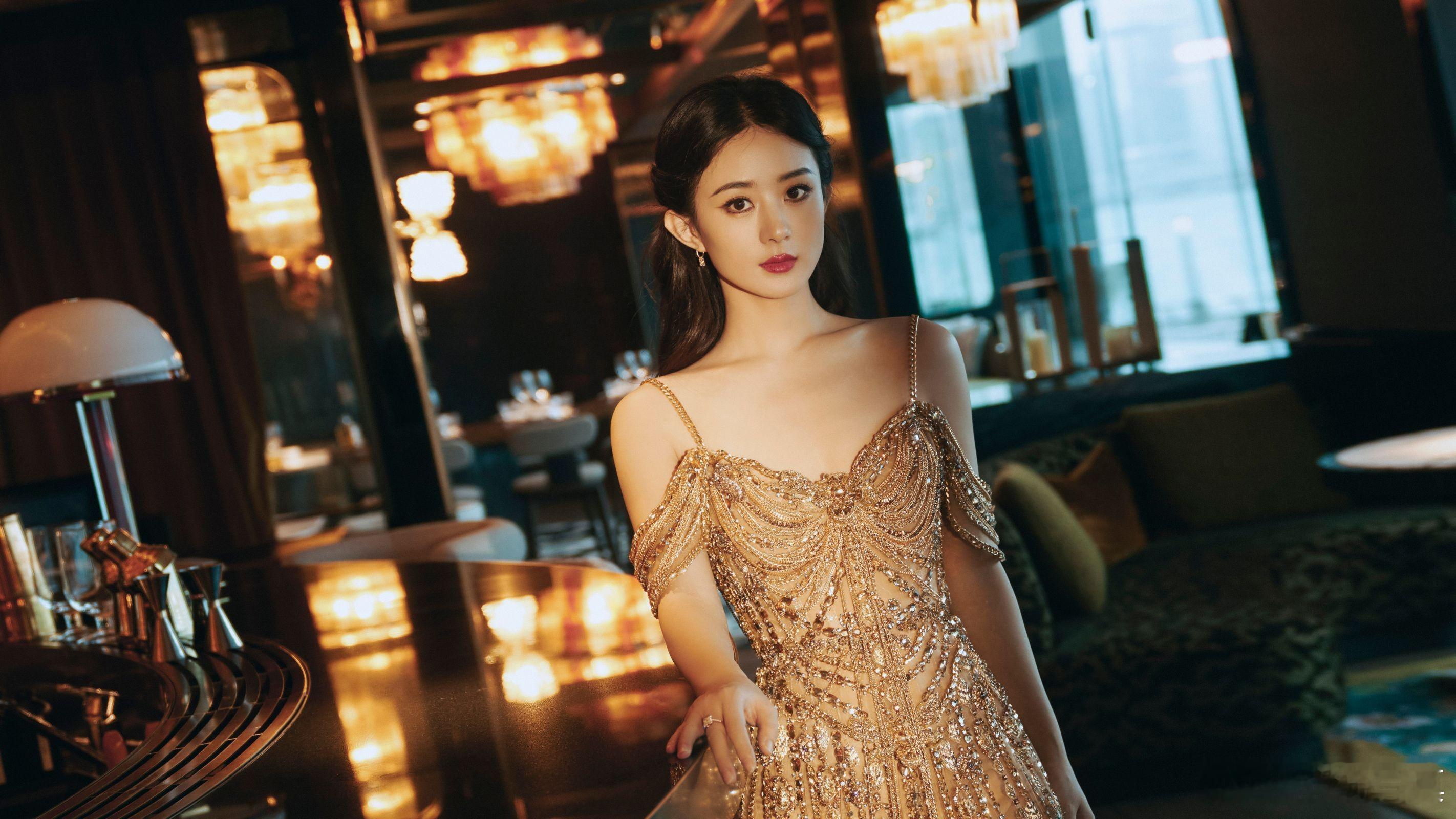 赵丽颖鎏金亮钻长裙，露出精致锁骨，光影氛围下优雅迷人！