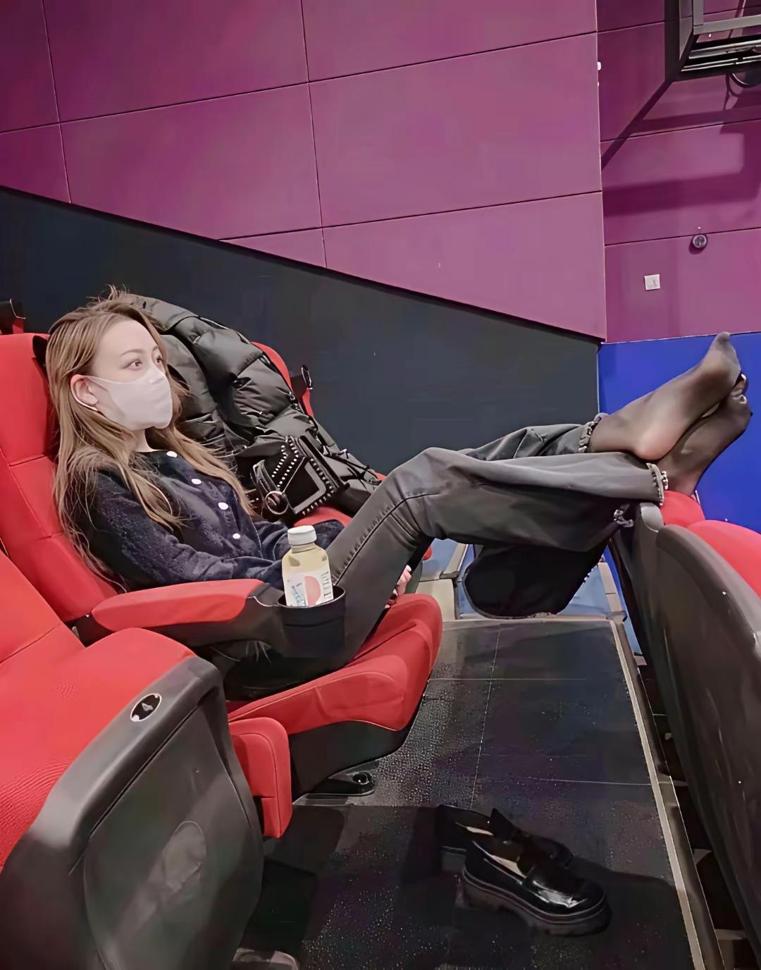 没想到，美女外表行为反差大某地影院，一位青春靓丽染着一头黄发的美女，戴着口罩