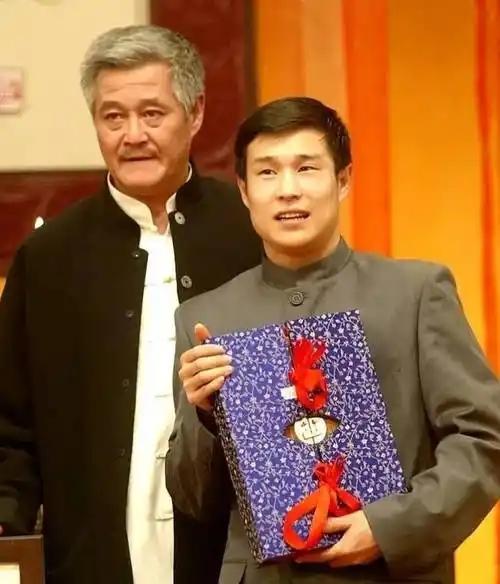 2009年，小沈阳大火之后，一年之内就赚到了两个亿，可就在这个时候，赵本山表示公