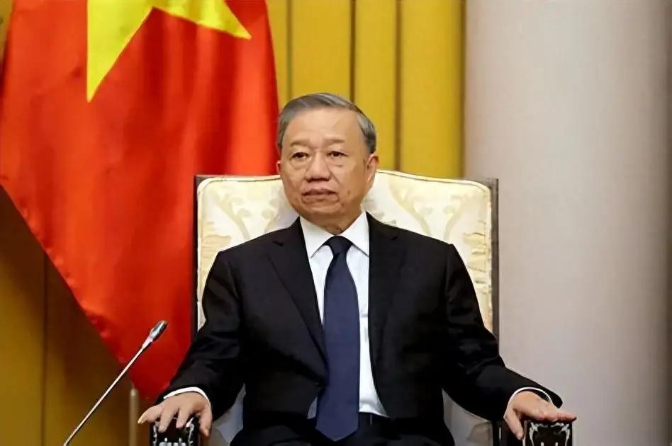 阮晋勇罕见北上，站在苏林身后，越南政坛的人情账阮晋勇卸任之后长期居住在胡