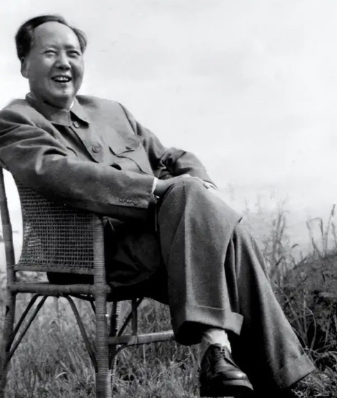 1954年，毛主席在北戴河游泳，偶然遇到一位老渔夫，老渔夫没认出毛主席是谁，还