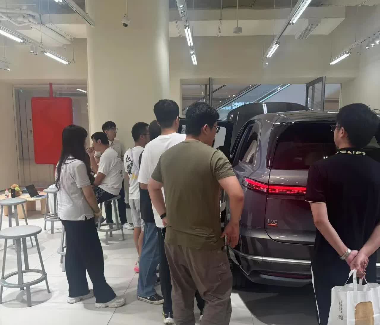 那些拿“爆单”梗阴阳乐道的，阴阳蔚来的，这次大抵是真的坐不住了，因为各个乐道门店
