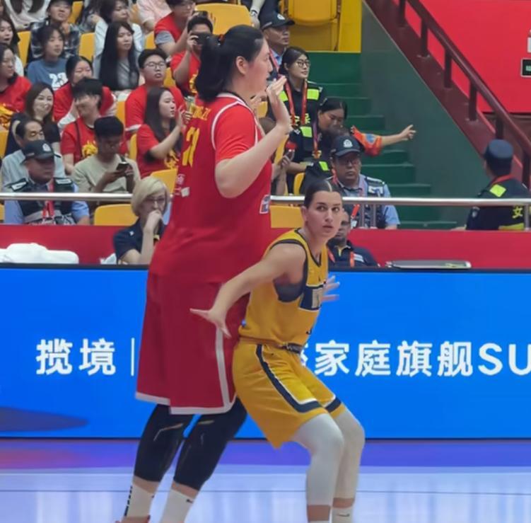 张子宇也没想到打个篮球，对手居然要坐在她的腿上。除了姚明以外，很少碰到两米以上