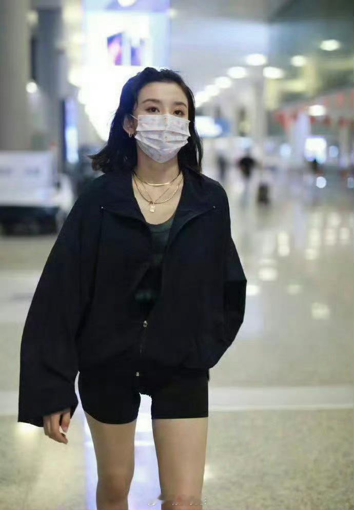 宋祖儿竟然穿打底裤出来逛街​​​
