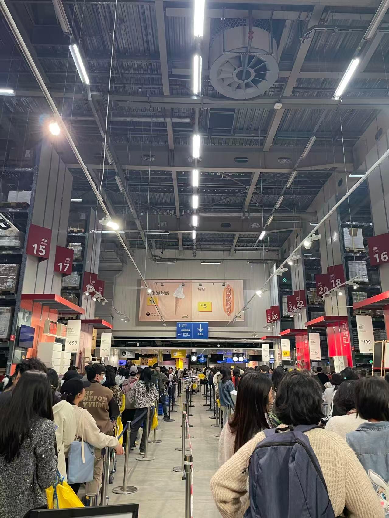 两个商场人流差别明显