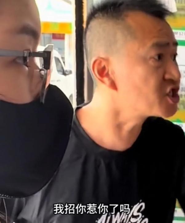 李嘉明一脸愁容的说：“万万没想到，我卖酒的店才开业三个月就要关停了，就因为我之前