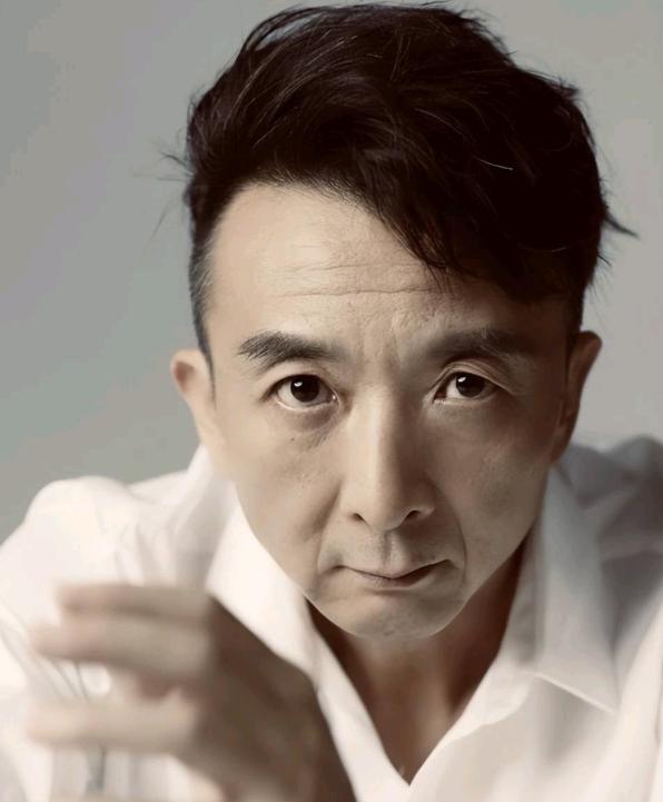 大家还记得这位男演员吗？他今年58岁，土生土长的北京人，毕业于北京市戏曲学校。他