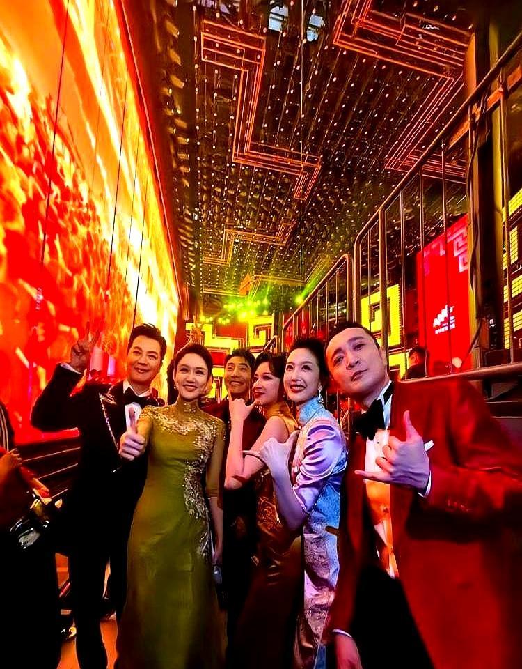 刚对14亿人说完“再见”，春晚女主持一转身，就在后台哭了。尼格买提一把抱住