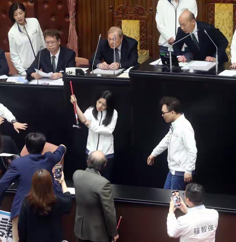 柯建铭的报应来啦！今日传来消息，台湾地区民进党团立法院总召柯建铭，杖击国民党立委