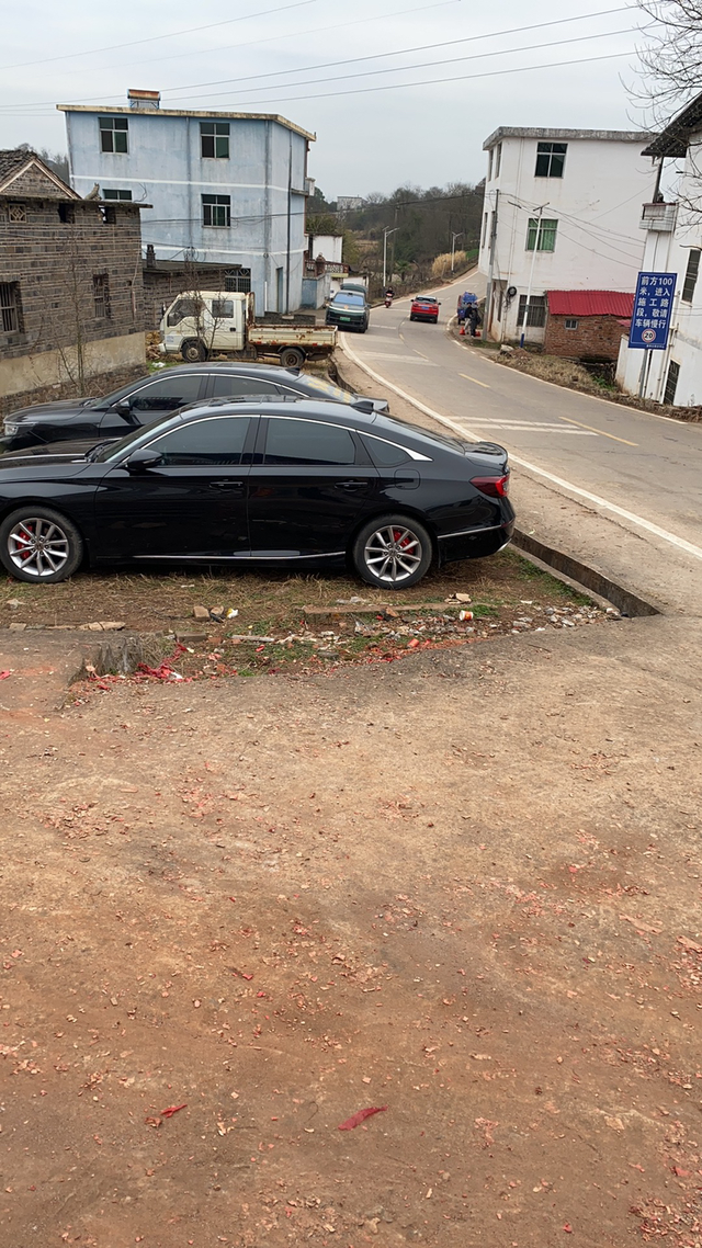 我的爱车马路边放车的地方是老家，图二是小区车库